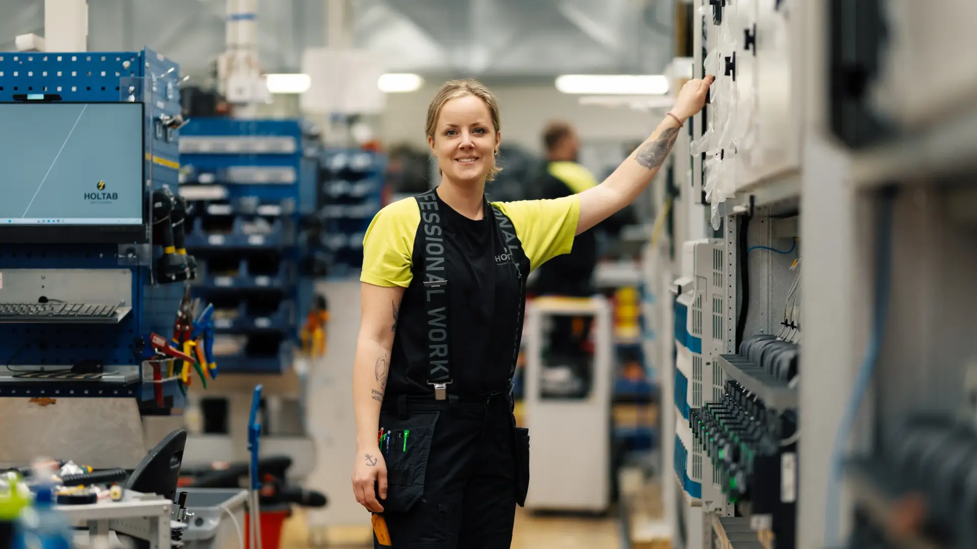 Julia Bång, Electrician at Holtab